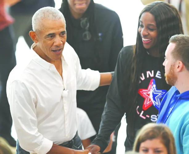 Obama surprises WNBA All-Stars by appearing at practice